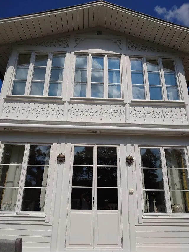 nymålad fasad med äldre snickerier